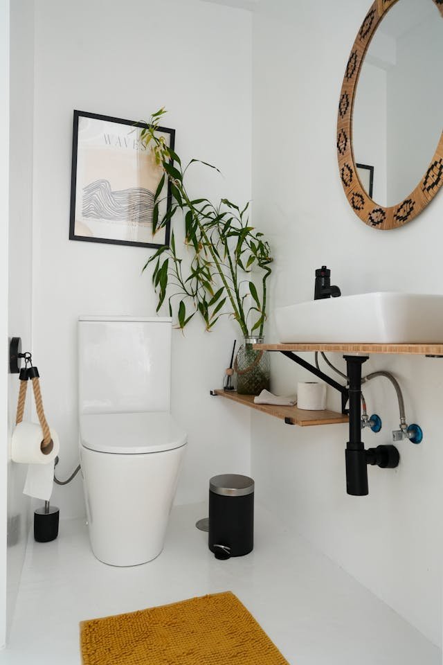 decorating small bathroom on a budget